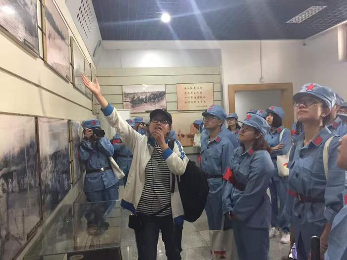 认真讲解中.jpg